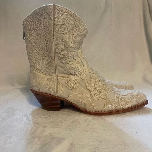 MOMO NEW YORK SHORT CREAM ACE EMBROIDERED BOOTS NADY - Picture 8 of 11